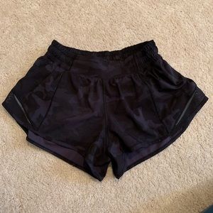 Lululemon Hotty hot camo shorts 2.5”